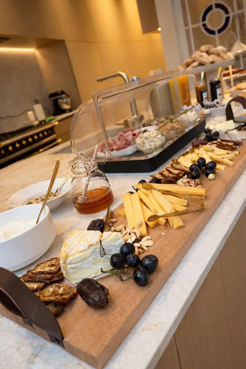 Ontbijtbuffet met kazen, honing en charcuterie