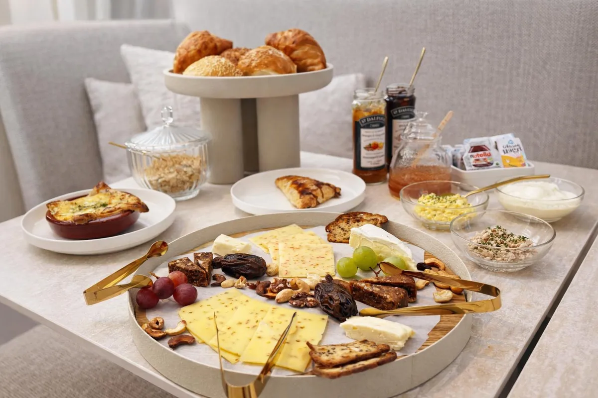 Compleet ontbijt met kaasplank, croissants en granola