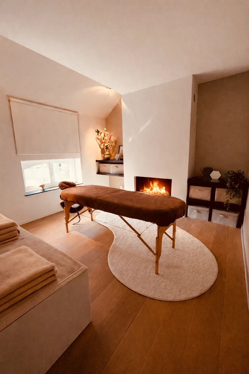 Spa ruimte met massagebed en gashaard