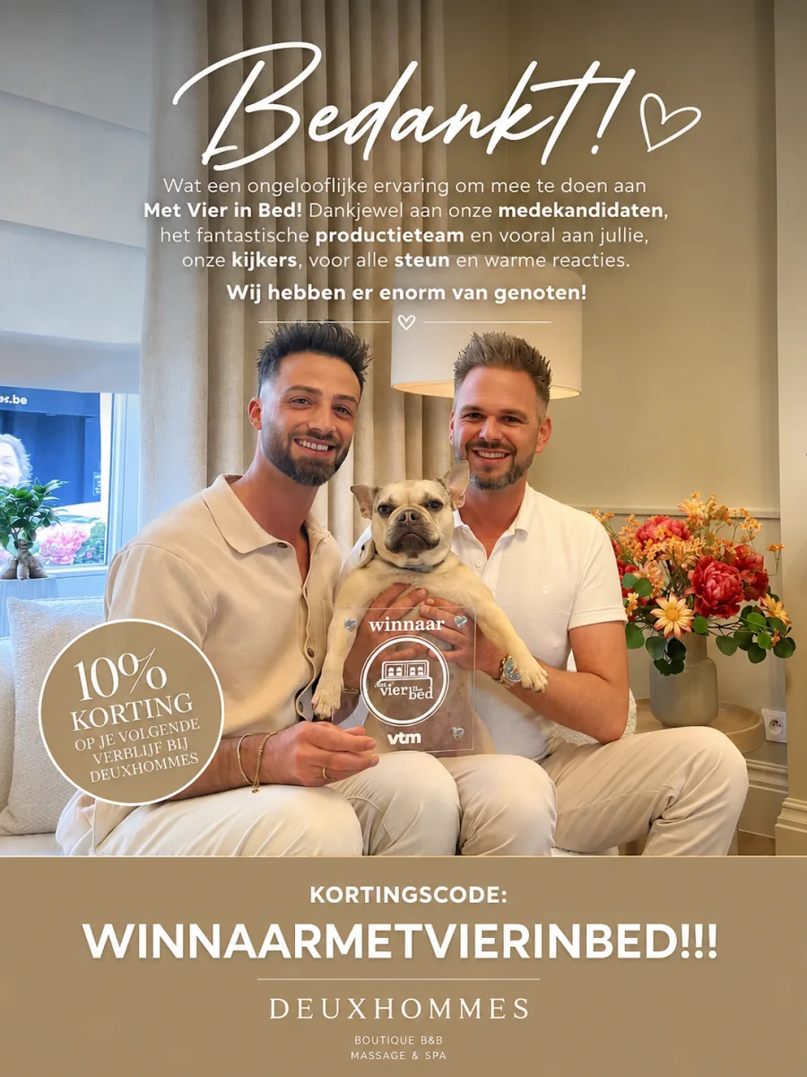 De eigenaars van B&B DeuxHommes met de winnaarstrofee van Met Vier in Bed